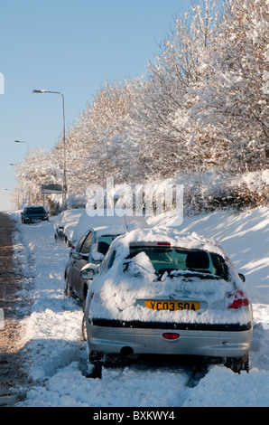 Autos auf verschneiten Straße aufgegeben Stockfoto