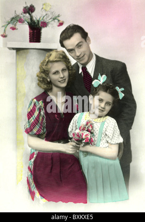 Personen, Familie, 1940er Jahre, Eltern mit Tochter, Frankreich, Zusatzrechte-Clearences-nicht vorhanden Stockfoto