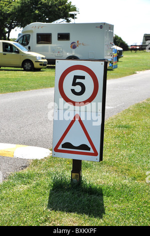 Caravan Park Sicherheit Straßenschild Beratung ein 5 km/h Höchstgeschwindigkeit und eine Straße Bremsschwelle beratenden Warnung Stockfoto