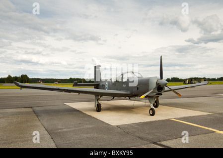 Valmet L-90 Redigo Trainer und Verbindungsmann Flugzeuge von der finnischen Luftwaffe auf dem Display an der Kauhava Mitternachtssonne Airshow im Jahr 2010. Stockfoto