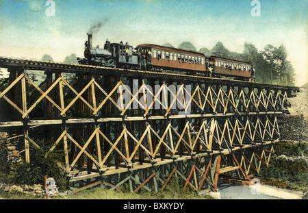 Transport / Transport, Bahn, Zug überquert Viadukt 'Hills reek trestle', Holzbrücke über einen kleinen Fluss, Cliffside, North Carolina, USA, um 1910, zusätzliche-Rights-Clearences-nicht verfügbar Stockfoto