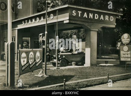 Transport / Transport, Auto, Tankstelle, Esso Tankstelle, Sonnenallee, Berlin, Deutschland, um 1935, Zusatzrechte-Abfertigung-nicht vorhanden Stockfoto