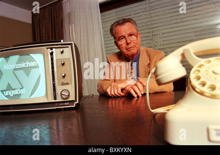 Zimmermann, Eduard, 4.2.1929 - 19.9.2009, deutscher Journalist, TV-Moderator, Porträt, 23.09.1997, in seinem Büro, Stockfoto