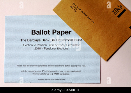 Stimmzettel mit der Rückkehr Umschlag für die Barclays Bank UK Vorsorgefonds, Wahl des Pension Fund Advisory Committee 2010 - Rentner Wahlen Stockfoto