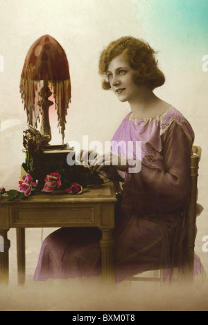 Personen, 1900 - 1930, junge Frau, die auf Schreibmaschine tippt, Farbfoto, Belgien, 1923, Additional-Rights-Clearences-not available Stockfoto