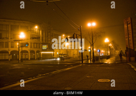 Moody-Straßenszene im frühen Morgennebel in San Francisco CA USA Stockfoto