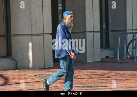 Obdachlosen Mann zu Fuß auf Stadtstraße in San Francisco CA USA Kalifornien Stockfoto