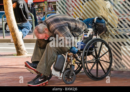 Obdachloser Mann sitzt im Rollstuhl auf Stadtstraße in San Francisco CA USA Kalifornien Stockfoto