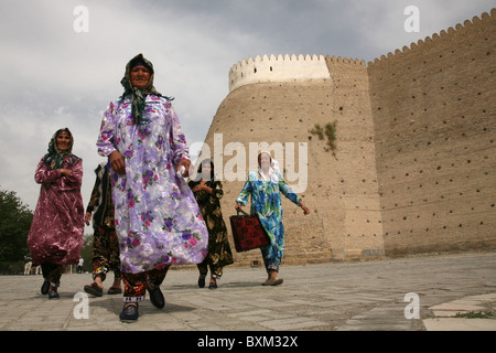 Usbekische Frauen gehen in der Nähe der Arche-Festung, die Residenz von Buchara Emir Buchara, Usbekistan. Stockfoto