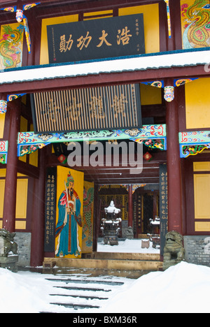 Asien, China, Sichuan, Huanglong NP. Eingang zum Huanglong-Tempel. Schnee fällt. Stockfoto