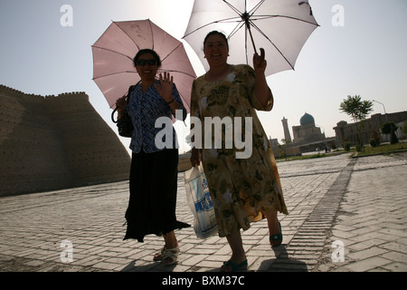 Zwei usbekische Frauen zu Fuß in der Altstadt von Buchara, Usbekistan. Stockfoto