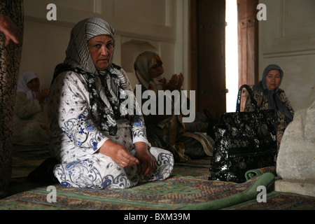 Usbekische Frauen beten in einer Moschee in der Gegend des Mausoleums von Baha-Ud-Din Naqshband Bukhari in der Nähe von Buchara, Usbekistan. Stockfoto