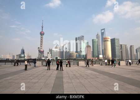 Menschen stehen bei der Bund-Promenade mit Blick auf Pudong im Hintergrund, Shanghai, China Stockfoto