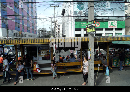 Menschen warten auf Bus Haltestelle, Thailand Stockfoto