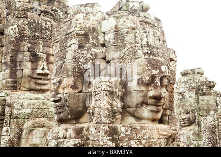 Alte steinerne Gesichter am Bayon Tempel in Angkor-Tempel-Komplex. Stockfoto