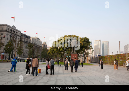 Menschen vor Chen Yi-Statue am Huangpu Park, Shanghai, China Stockfoto