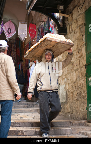 Israel, Jerusalem. Mann mit Brot im arabischen Viertel Markt Altstadt Jerusalem. Stockfoto