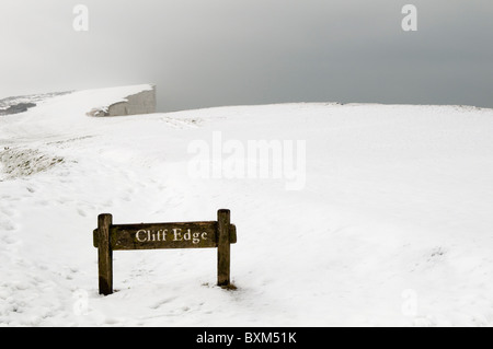 Cliff Edge Zeichen im Schnee bei schlechter Sicht Stockfoto