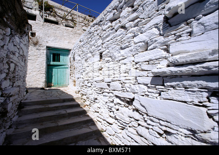 Schmale Gasse im Dorf Arnados, in der griechischen Kykladen Insel Tinos. Stockfoto