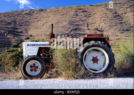 Belarus t-25 Bauernhof Traktor an der Seite einer Straße in der griechischen Kykladen Insel Tinos aufgegeben. Stockfoto