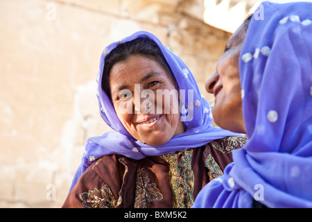 Türkische Frauen, Bienenstock Häuser, Ruinen von Harran, Sanliurfa, Türkei Stockfoto