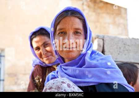 Türkische Frauen, Bienenstock Häuser, Ruinen von Harran, Sanliurfa, Türkei Stockfoto