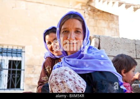 Türkische Frauen, Bienenstock Häuser, Ruinen von Harran, Sanliurfa, Türkei Stockfoto