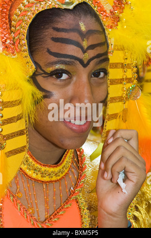 Nahaufnahme des karibischen Karneval schwarze Frau in der Innenstadt von Montreal. Stockfoto