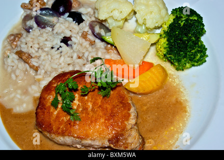 Ohne Knochen gebraten Zentrum schneiden Kotelett Soße Nussbaum Risotto Blumenkohl Brokkoli Karotte Kartoffel Kohlrabi Petersilie Trauben Stockfoto