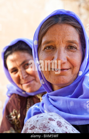 Türkische Frauen, Bienenstock Häuser, Ruinen von Harran, Sanliurfa, Türkei Stockfoto