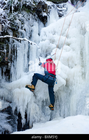 Kletterer tun ein Eis klettern auf einem gefrorenen Wasserfall (Lynn fällt) in North Ayrshire, Schottland, Großbritannien Stockfoto