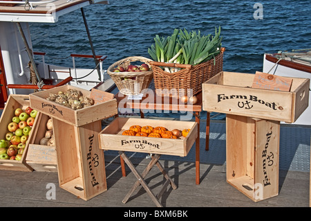 Dieses Bild zeigt, frisches Obst und Gemüse vom Bauernhof Boot, einen schwimmenden Bauernmarkt in der Innenstadt von Seattle, Washington Stockfoto