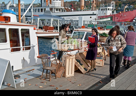 Sehr einzigartige schwimmende Bauernmarkt am Lake Union in Seattle, Washington am 26. Oktober 2010 statt. Käufer sind zu kaufen. Stockfoto