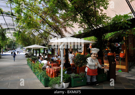 Restaurant in überdachten Gehweg, Innenstadt Gramado, Rio Grande do Sul, Brasilien Stockfoto