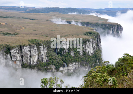 Wolken fegen in Fortaleza Canyon in den frühen Morgenstunden, Cambara do Sul, Rio Grande do Sul, Brasilien Stockfoto