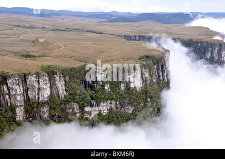 Wolken fegen in Fortaleza Canyon in den frühen Morgenstunden, Cambara do Sul, Rio Grande do Sul, Brasilien Stockfoto