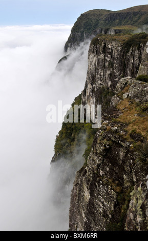 Wolken fegen in Fortaleza Canyon in den frühen Morgenstunden, Cambara do Sul, Rio Grande do Sul, Brasilien Stockfoto