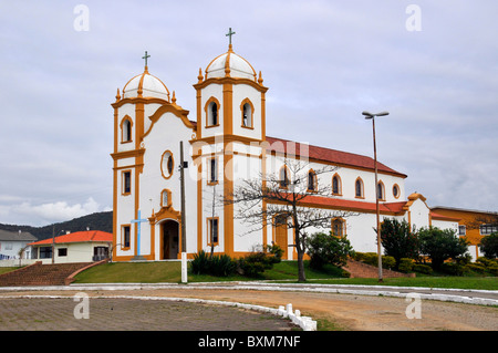 Hauptkirche im portugiesischen Stil - "Igreja Matriz Nossa Senhora da Conceição" - Baujahr 1954, Imbituba, Santa Catarina, Brasilien Stockfoto