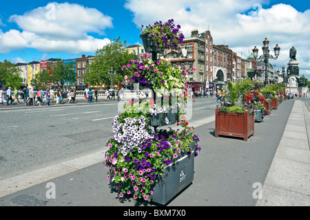 Blick Richtung O' Connell Street von O' Connell Bridge überspannt Fluss Liffey in Dublin Irland Stockfoto