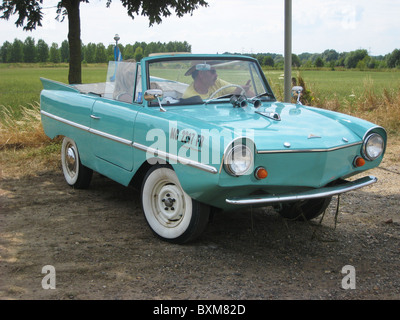 1960er Jahre Amphicar auf dem trockenen Stockfoto