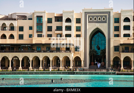 Der Souk al Bahar in der Innenstadt von Dubai, eine moderne Shopping-Mall, erbaut im Stil der traditionellen arabischen Markt am Stausee Burj Stockfoto