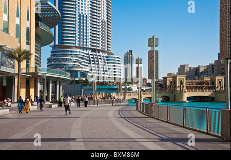 Außerhalb der Dubai Mall, in Downtown Dubai, Vereinigte Arabische Emirate, Vereinigte Arabische Emirate mit 5-Sterne-Hotel Adresse und Souk al Bahar auf der rechten Seite. Stockfoto