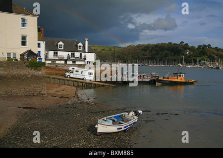 Der Fluss Dart niedriger Ferry durchquert von Kingswear Dartmouth, wie ein Sturm hinter, Devon, England, UK Braut Stockfoto