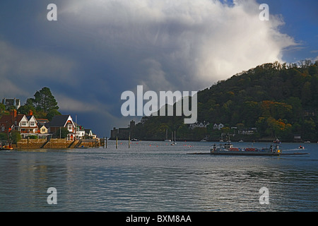 Der Fluss Dart niedriger Ferry durchquert von Kingswear Dartmouth, wie ein Sturm hinter, Devon, England, UK Braut Stockfoto