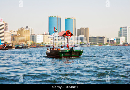 Traditionelle arabische Boot, Abra oder Dhau vor Anker in den Dubai Creek, alte Dubai, VAE, vor dem Hintergrund der modernen Gebäuden. Stockfoto