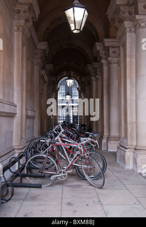 Fahrradträger Fahrräder unter Bogen Blick auf Nr. geparkt 10 Downing Street vom ausländischen Commonwealth Office Whitehall London UK Stockfoto