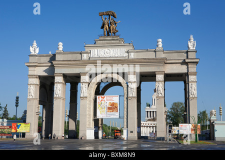 Haupteingang des All-Russian Exhibition Center in Moskau, Russland Stockfoto