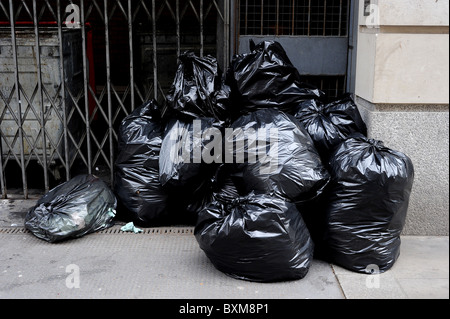 Müllsäcke auf der Straße, Business District, Central London Stockfoto