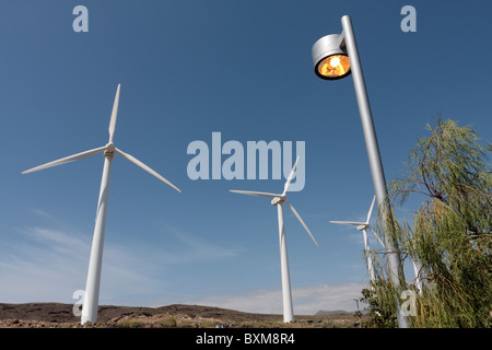 Windenergieanlagen und einer Straßenlaterne vor einem strahlend blauen Himmel am Parque Eolico in Teneriffa-Kanarische Inseln-Spanien-Europa Stockfoto