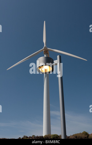 Windrad und einer Straßenlaterne vor einem strahlend blauen Himmel am Parque Eolico in Teneriffa-Kanarische Inseln-Spanien-Europa Stockfoto